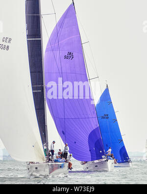 Fastnet Race 2019. Course au large. Image de l'allemand, l'Irlande et de Grande-bretagne que les équipes disponibles se bousculent pour position dans une légère brise. Banque D'Images