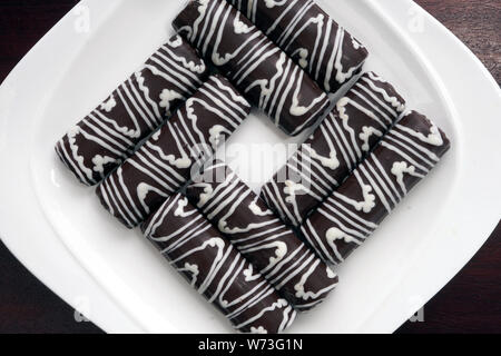 Cookies aux pépites de chocolat. Chocolat noir et blanc Banque D'Images