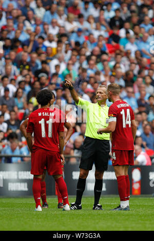 Londres, Royaume-Uni. Le 04 août, 2019. Jordan Henderson de Liverpool parle avec arbitre, Martin Atkinson au cours de la FA 2019 Bouclier communautaire match entre Liverpool et Manchester City au stade de Wembley, Londres, Angleterre le 4 août 2019. Photo par Carlton Myrie. Usage éditorial uniquement, licence requise pour un usage commercial. Aucune utilisation de pari, de jeux ou d'un seul club/ligue/dvd publications. Credit : UK Sports Photos Ltd/Alamy Live News Banque D'Images