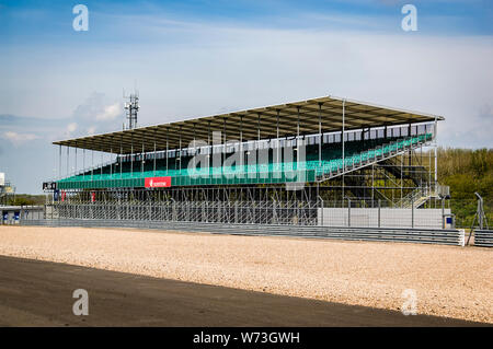 Une tribune vide à Silverstone, pris en face de l'original sur la voie des stands Stands nationaux tout droit. Banque D'Images