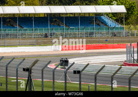 Un coin déserté Copse avec tribune vide à Silverstone. Banque D'Images
