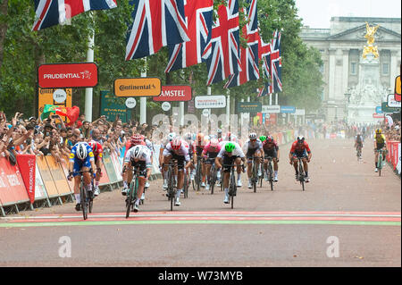 Londres, Royaume-Uni. 4 Août, 2019. Elia Viviani d Deceuninck-Quick-étape gagne le Prudential RideLondon Classic, la seule course UCI WorldTour pour hommes et la course d'une journée la plus riche au monde avec un prix de 100 000 euros sur l'offre. Credit : Quan Van/Alamy Live News Banque D'Images