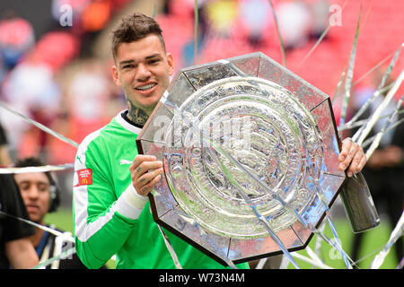 Londres, Royaume-Uni. 4 août 2019. Ederson de Manchester City, tenir le bouclier de bienfaisance au cours de la FA Community Shield match entre Manchester City et Liverpool au stade de Wembley, Londres, le dimanche 4 août 2019. (Crédit : Jon Hobley | MI News) Credit : MI News & Sport /Alamy Live News Banque D'Images