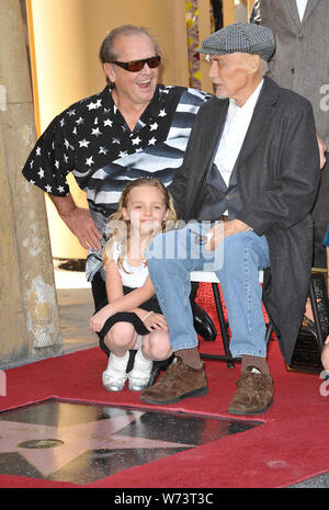 LOS ANGELES, CA. 26 mars 2010 : l'acteur Dennis Hopper et sa fille Galen Grier Hopper avec l'acteur Jack Nicholson sur Hollywood Boulevard où Hopper a été honoré avec le 2,403ème étoile sur le Hollywood Walk of Fame. © 2010 Paul Smith / Featureflash Banque D'Images