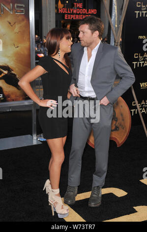 LOS ANGELES, CA. 31 mars 2010 : Sam Worthington et petite amie Natalie Mark à la Los Angeles première de son nouveau film 'choc des Titans' au Grauman's Chinese Theatre, à Hollywood. © 2010 Paul Smith / Featureflash Banque D'Images