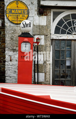 L'ancien gaz pompe avec bateau rouge surmonté de maison en pierre à St Mawes Truro Cornwall Angleterre Banque D'Images