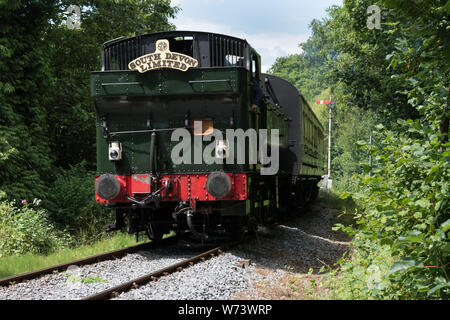 Le réservoir de pannier 6412 train locomotive fonctionnant sur le South Devon Railway entre Totnes Totnes et tirant ses voitures à l'envers Banque D'Images