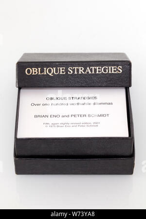 Cartes à jouer des stratégies obliques de Brian Eno et Peter Schmidt - Plus d'une centaine de dilemmes valables Banque D'Images