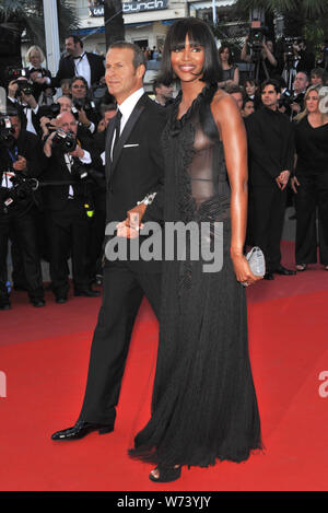 CANNES, FRANCE. 14 mai 2010 : Naomi Campbell & Vladislav Doronin à la première projection de "Wall Street : l'argent ne dort jamais" au 63e Festival de Cannes. © 2010 Paul Smith / Featureflash Banque D'Images