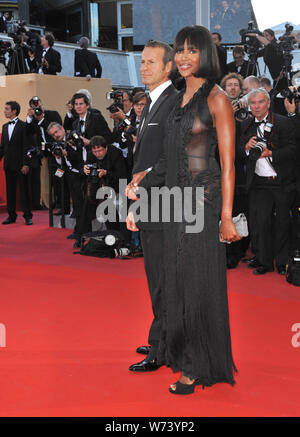 CANNES, FRANCE. 14 mai 2010 : Naomi Campbell & Vladislav Doronin à la première projection de "Wall Street : l'argent ne dort jamais" au 63e Festival de Cannes. © 2010 Paul Smith / Featureflash Banque D'Images