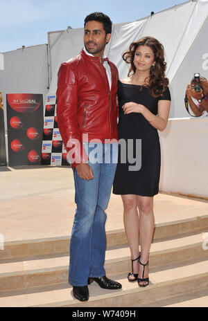 CANNES, FRANCE. 17 mai 2010 : Aishwarya Rai Bachchan & mari Abhishek Bachchan à une séance de photos pour leur nouveau film "Raavan" au 63e Festival de Cannes. © 2010 Paul Smith / Featureflash Banque D'Images