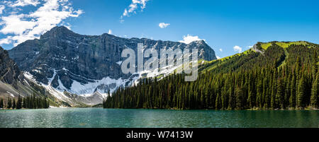 Vue panoramique sur les Rocheuses canadiennes dans la région de Kananaskis, Alberta, Canada Banque D'Images