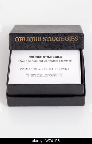 Cartes à jouer des stratégies obliques de Brian Eno et Peter Schmidt - Plus d'une centaine de dilemmes valables Banque D'Images