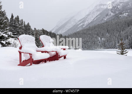 Chaises rouges à deux Jack Lake dans le parc national de Banff, Alberta, Canada Banque D'Images