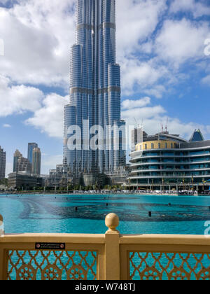 Belle journée nuageuse et ciel bleu à l'extérieur de centre commercial de Dubaï avec une épopée vue sur Burj Khalifa Banque D'Images