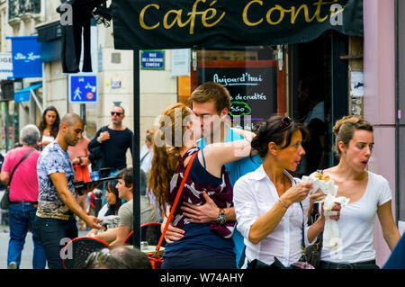 Happy young beautiful couple kissing et souriant dans la rue. France, Paris, octobre, 04, 2014 Banque D'Images