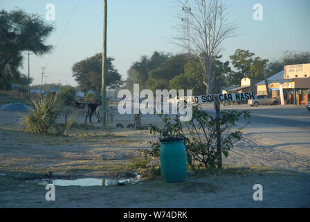 Panneau de lavage de voiture côté route, Mwandi, Zambie, Afrique. Banque D'Images