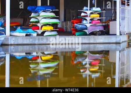 Réflexions colorées dans le lac de la canots et kayaks dans l'entreposage à pavillon du lac Dow, Ottawa, Ontario, Canada. Banque D'Images