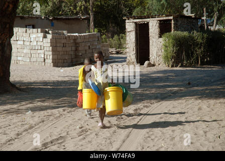 Les jeunes enfants, la collecte de l'eau village Mwandi, Zambie. L'Afrique. Banque D'Images