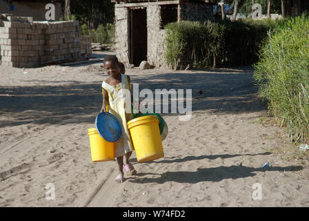 Les jeunes enfants, la collecte de l'eau village Mwandi, Zambie. L'Afrique. Banque D'Images