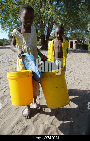Les jeunes enfants, la collecte de l'eau village Mwandi, Zambie. L'Afrique. Banque D'Images