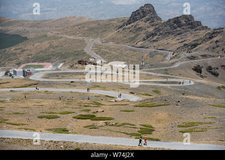 Vue générale de l'ascension de la Veleta pic de montagne pendant la course.Le Granada-Pico Veleta ascension internationale est l'un des plus difficiles courses d'endurance ultra-dans le monde tenue à Sierra Nevada. À 50 kilomètres de la ville de Grenade, à 640 mètres d'altitude, Veleta est 3 390 mètres d'altitude. Banque D'Images