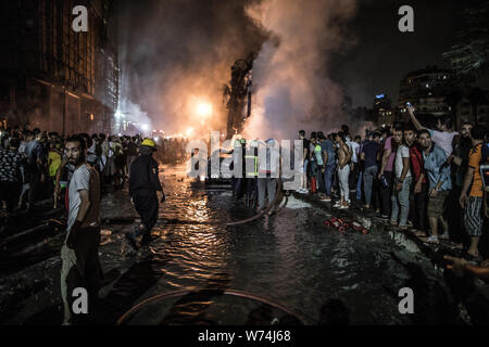 Le Caire, Égypte. Le 05 août, 2019. Les pompiers éteindre un incendie après une explosion en face de l'Institut National du Cancer. Selon le ministère de la santé, au moins 17 personnes sont mortes et 26 blessées. Credit : Oliver Weiken/dpa/Alamy Live News Banque D'Images