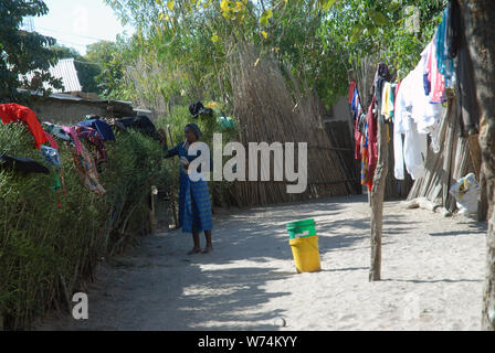 Hanging out lavage, Mwandi, Zambie, Afrique. Banque D'Images