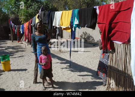 Hanging out lavage, Mwandi, Zambie, Afrique. Banque D'Images