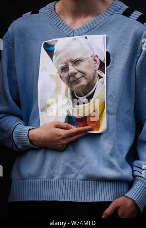 Photo de l'archevêque de Cracovie, Marek Jedraszewski, avec des couleurs arc-en-ciel pendant la manifestation.On Août 01st, des célébrations du 75e anniversaire de l'Insurrection de Varsovie a eu lieu dans toute la Pologne. Au cours de la célébration de masse, la plus grande figure de l'Église polonaise de Cracovie, Marek Jedraszewski a dit : "Nous savons aussi que notre terre est heureusement plus, touchés par la peste rouge (une référence au communisme), qui ne veut pas dire qu'il n'est pas nouveau que veut contrôler nos âmes, nos cœurs et nos esprits,' . 'La nouvelle peste' n'est pas rouge, mais rainbow'. Une protestation contre ce sermon compar Banque D'Images