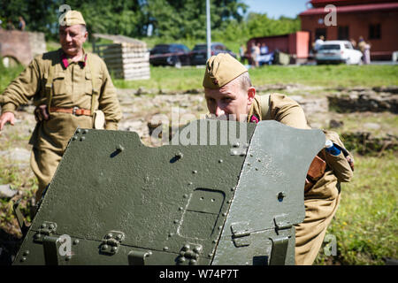 Novokuznetsk. La Russie. 07.07.2019. Les soldats de l'armée russe et allemande dans la reconstruction de la seconde guerre mondiale. Banque D'Images