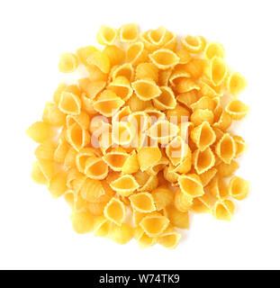 La forme de la coquille des pâtes sur fond blanc Banque D'Images