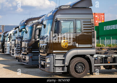 NUREMBERG / ALLEMAGNE - 4 août 2019 : différents camions à la multinationale américaine Livraison du forfait, United Parcel Service (UPS), se trouve près de cont Banque D'Images