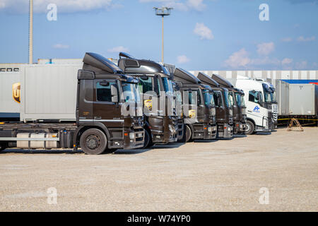 NUREMBERG / ALLEMAGNE - 4 août 2019 : différents camions à la multinationale américaine Livraison du forfait, United Parcel Service (UPS), se trouve près de cont Banque D'Images