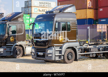 NUREMBERG / ALLEMAGNE - 4 août 2019 : différents camions à la multinationale américaine Livraison du forfait, United Parcel Service (UPS), se trouve près de cont Banque D'Images