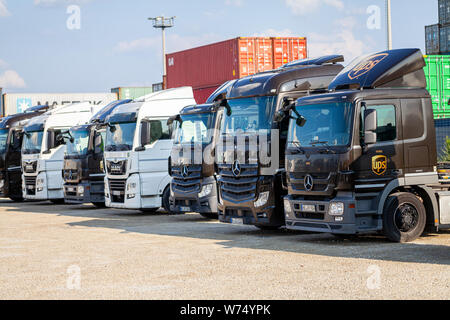 NUREMBERG / ALLEMAGNE - 4 août 2019 : différents camions à la multinationale américaine Livraison du forfait, United Parcel Service (UPS), se trouve près de cont Banque D'Images
