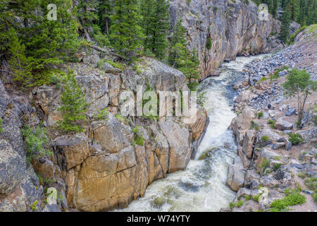 La Poudre cache à la rivière Powder Falls - vue aérienne en été avec haut débit Banque D'Images