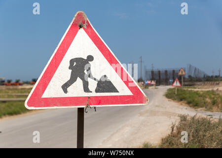 En construction routière. Panneau routier. Réparation de routes sign Banque D'Images