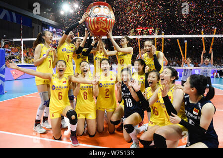 Beijing, Chine, Province de Zhejiang. 4e août 2019. La Chine de l'équipe pose pour des photos après le women's Pool B match entre la Chine et la Turquie à la FIVB Volleyball 2019 Tokyo Qualification à Ningbo, province de Zhejiang, Chine orientale, le 4 août 2019. Credit : Huang Zongzhi/Xinhua/Alamy Live News Banque D'Images