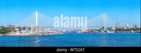 Vue panoramique sur la baie et Rog Kursi Jahiloss Kursi Jahiloss Pont de la capitale de la Russie extrême-orientale, Vladivostok situé à Primorsky Krai. Banque D'Images