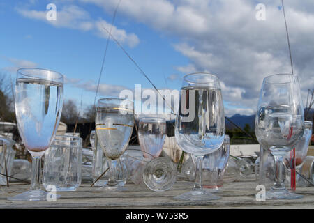 Motueka, Nouvelle-Zélande/Tasman - Août 2, 2019 : verres à vin remplie d'eau de pluie à un centre de recyclage. Banque D'Images