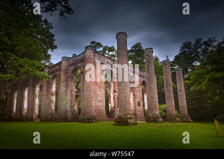 Spooky, grand, beau, et mystérieux sont les ruines de l'ancienne église de Sheldon Yemassee, Caroline du Sud. C'est un incroyable Lieu de l'atmosphère. Banque D'Images