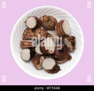 Coupe vapeur taros sur lave isolé sur fond blanc Banque D'Images