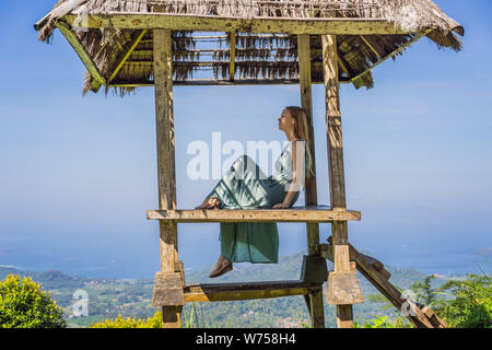 Jeune femme en Gazebo balinais traditionnels. L'île de Bali Banque D'Images