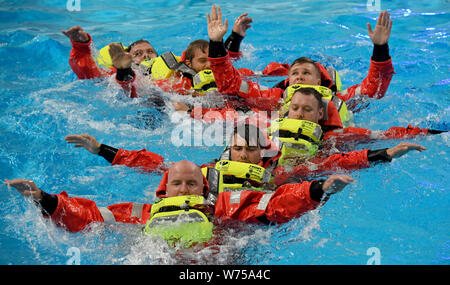 Enge Sande, Allemagne. 19 juillet, 2019. Les techniciens Offshore pratique de survie en mer dans le centre de formation maritime Offtec. L'entraînement de survie fait partie de la programme obligatoire pour les techniciens sur les éoliennes. (Dpa 'pas d'emploi pour "Wimp" : technicien de service sur les installations offshore') Crédit : Carsten Rehder/dpa/Alamy Live News Banque D'Images