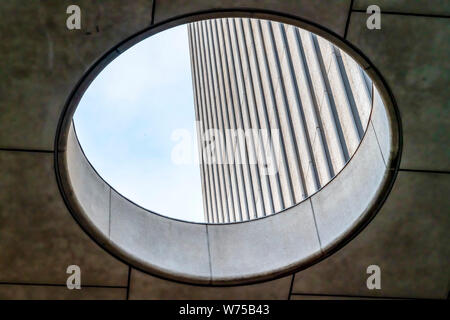 Vue rapprochée de l'intérieur de la lucarne ronde d'un bâtiment Banque D'Images