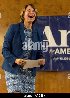 Orange, Californie, USA. Le 04 août, 2019. Le sénateur Amy Klobuchar espoir présidentiel (D-MN) parle au cours d'une campagne à l'arrêt du Club démocratique Orange County. Crédit : Brian Cahn/ZUMA/Alamy Fil Live News Banque D'Images