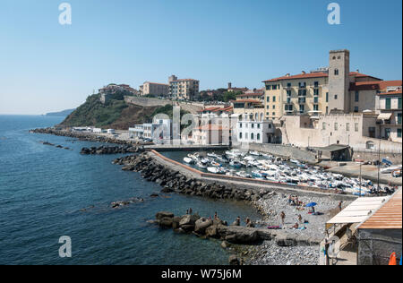 Piombino ville Toscane Italie, vue sur le vieux côté de la ville antique et le vieux port de Piazza Bovio. Banque D'Images