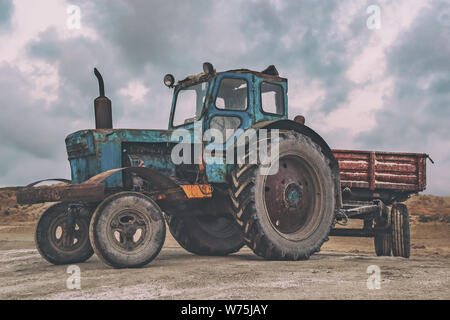 Old rusty tracteur avec remorque abandonnée Banque D'Images