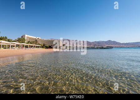 Aqaba, Jordanie - le 6 novembre 2017 : La vue de la mer pour l'Intercontinental Beach et le Kempinski Hotel Aqaba Red Sea dans le golfe d'Aqaba en Jordanie. Banque D'Images